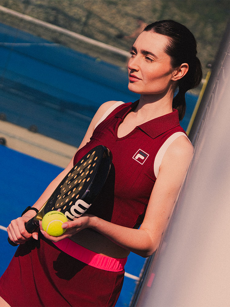 Ragazza vestita con apparel padel che impugna racchetta padel